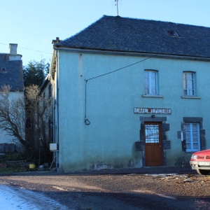 Molèdes, le café, extérieur