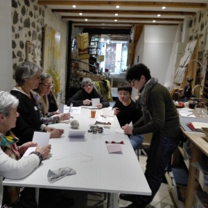Odile nous montre la couture des livres